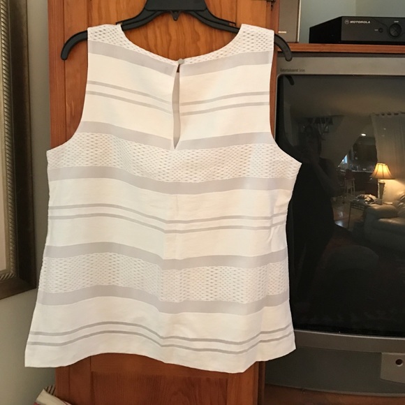 White blouse - Picture 3 of 3