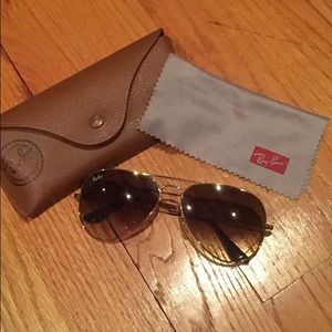 Gold Ray-Ban Classic Aviators