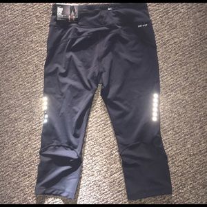 Brand New Nike Epic Lux Capri Crop Leggings