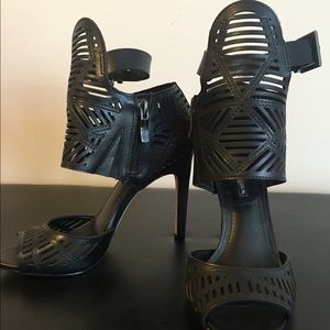 Size 6 BCBGenerarion black pumps