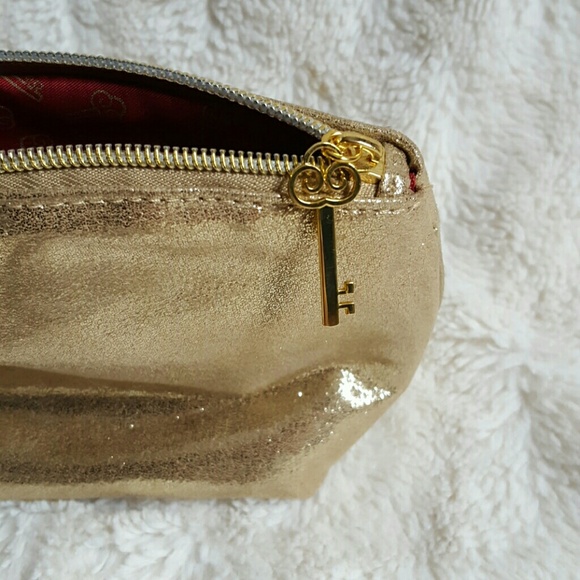CLOSET CLEAR OUT!! Makeup bag - Picture 3 of 4