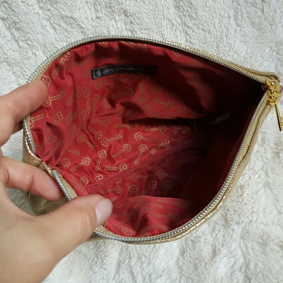 CLOSET CLEAR OUT!! Makeup bag - Picture 4 of 4