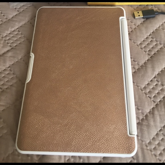 Zagg IPad mini keyboard case. Gold with white trim - Picture 4 of 4