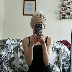ADORABLE beanie w/ fur bobble
