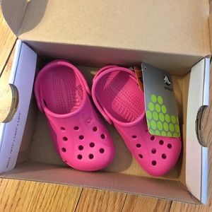 Crocs baby girl size 6-7 new in box