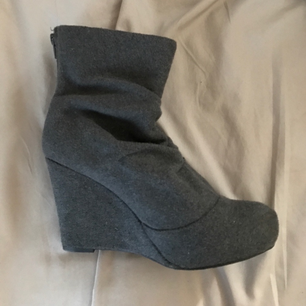 Grey woolen wedges