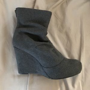 Grey woolen wedges