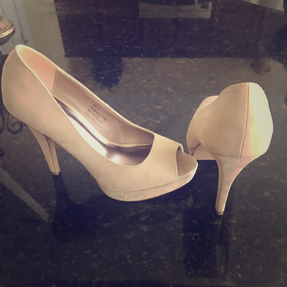 Heels - Picture 3 of 3