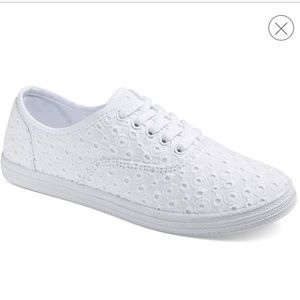 EYELET SNEAKERS