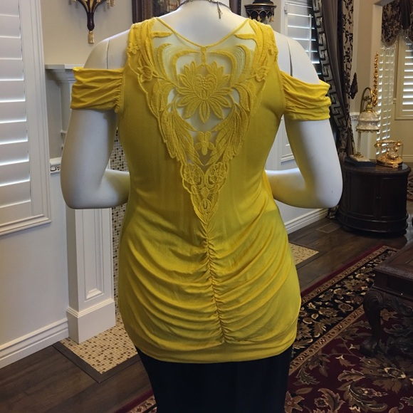 Beautiful top - Picture 3 of 3