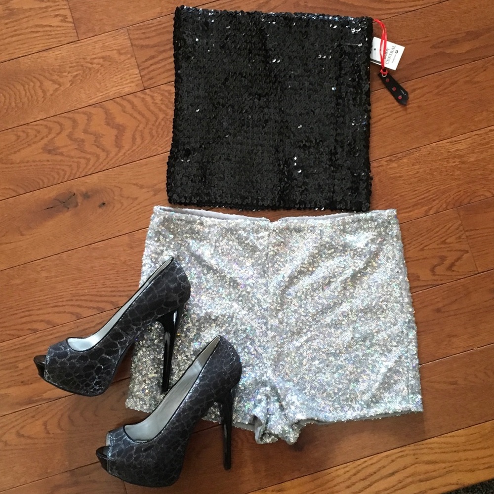 Shiny Black &Silver Animal print heels 👀