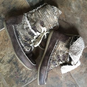 Muk Luks. Size 9, like new.