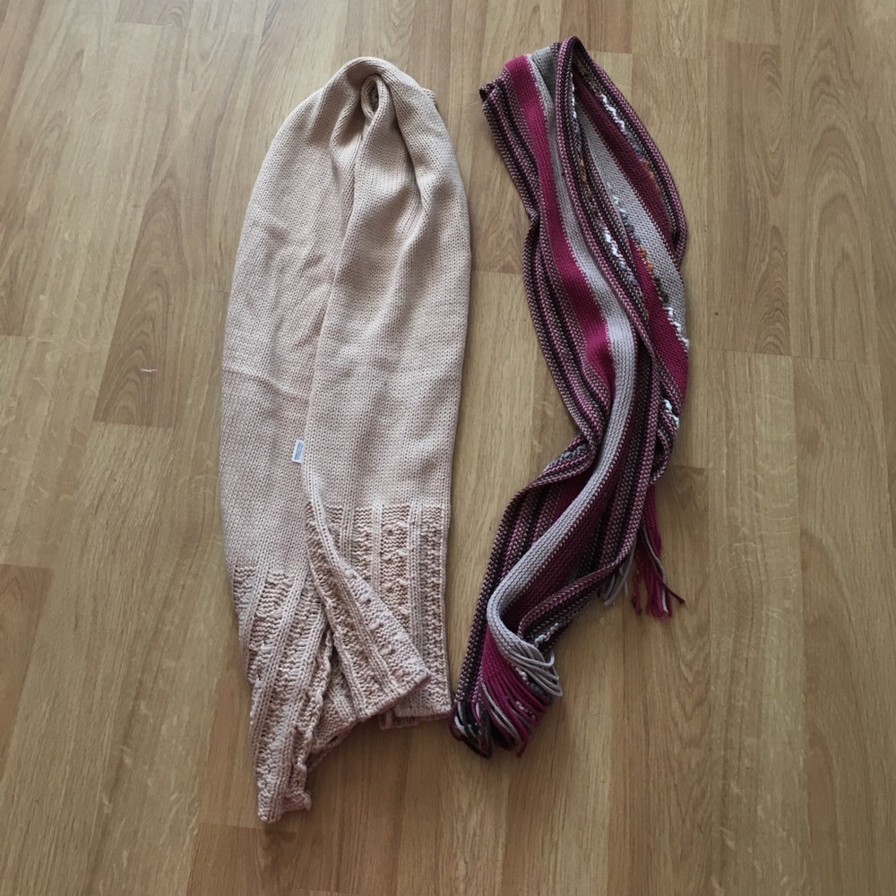 2 knit scarves