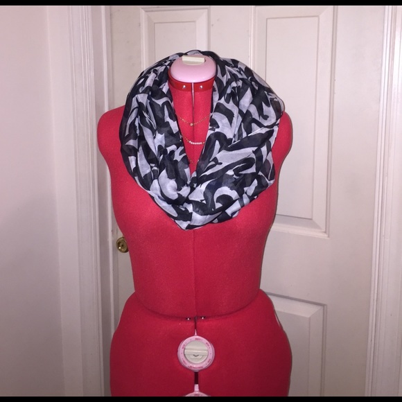 H&M Abstract Motif Infinity Scarf - Picture 2 of 4