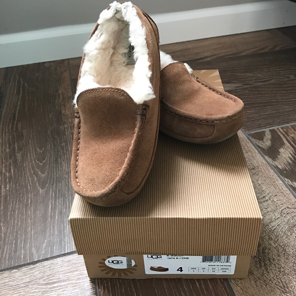 Ugg k ascot  kids chestnut sz 4