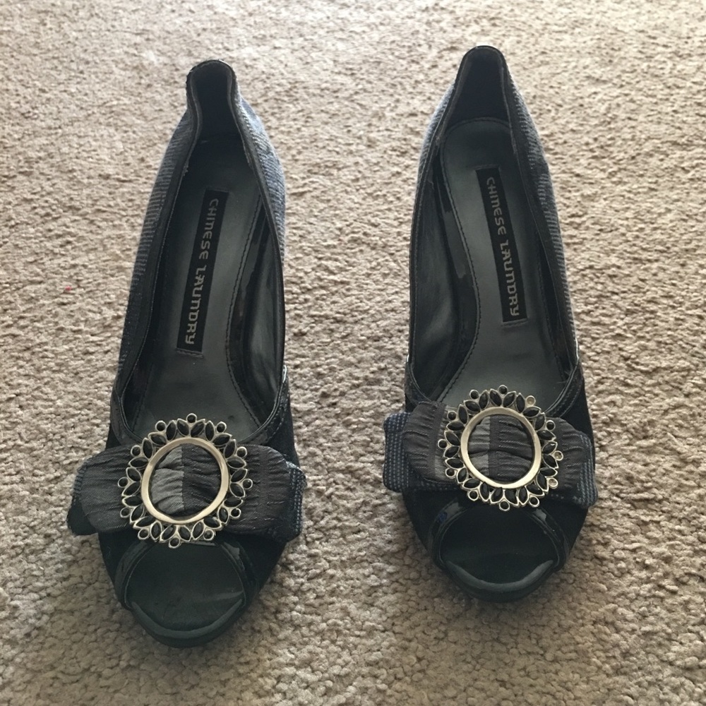 Navy blue and black pattern peep toe pump