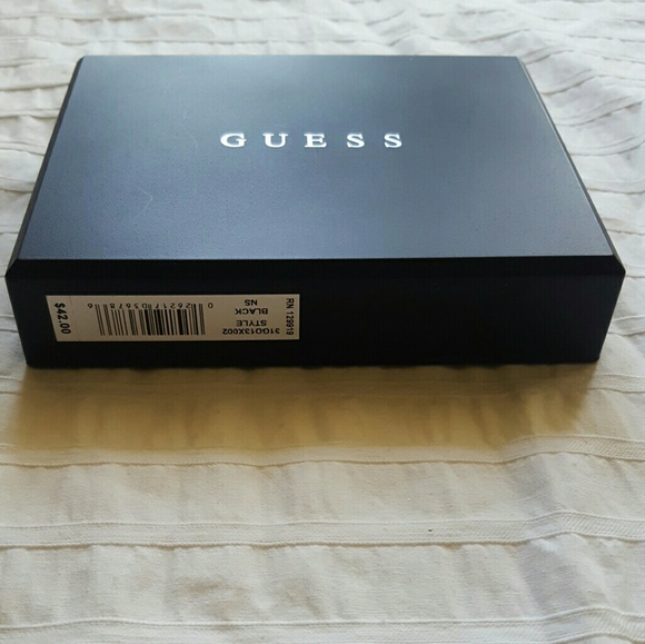 🚫SOLD on M E R C A R I🚫Guess Slim Leather Wallet - Picture 4 of 8