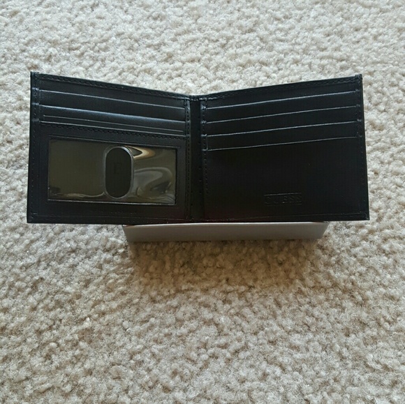 🚫SOLD on M E R C A R I🚫Guess Slim Leather Wallet - Picture 5 of 8