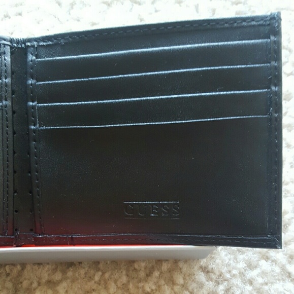 🚫SOLD on M E R C A R I🚫Guess Slim Leather Wallet - Picture 6 of 8