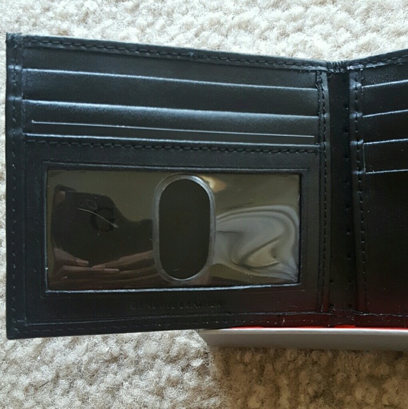 🚫SOLD on M E R C A R I🚫Guess Slim Leather Wallet - Picture 7 of 8