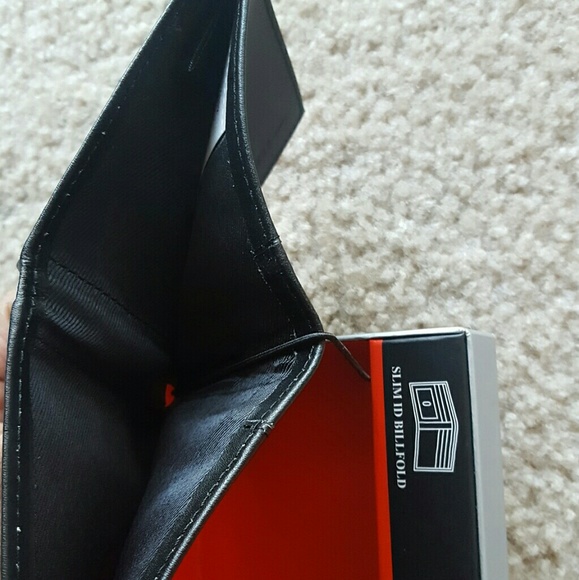 🚫SOLD on M E R C A R I🚫Guess Slim Leather Wallet - Picture 8 of 8