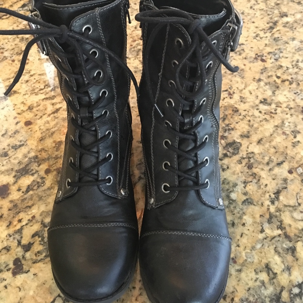 Guess boots