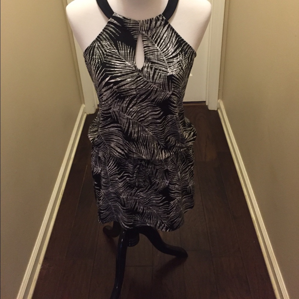 White House black market tunic top