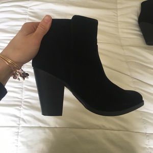 Black heeled booties!! 🖤