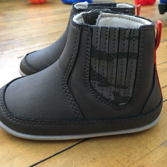 Boys Carters Boots Size 5 - Picture 2 of 4