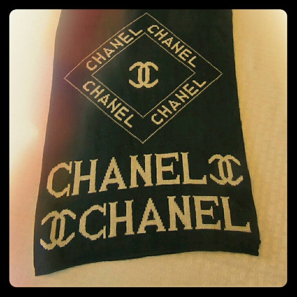 CHANEL KNIT SCARF  W/LOCKED C's - BLACK AND