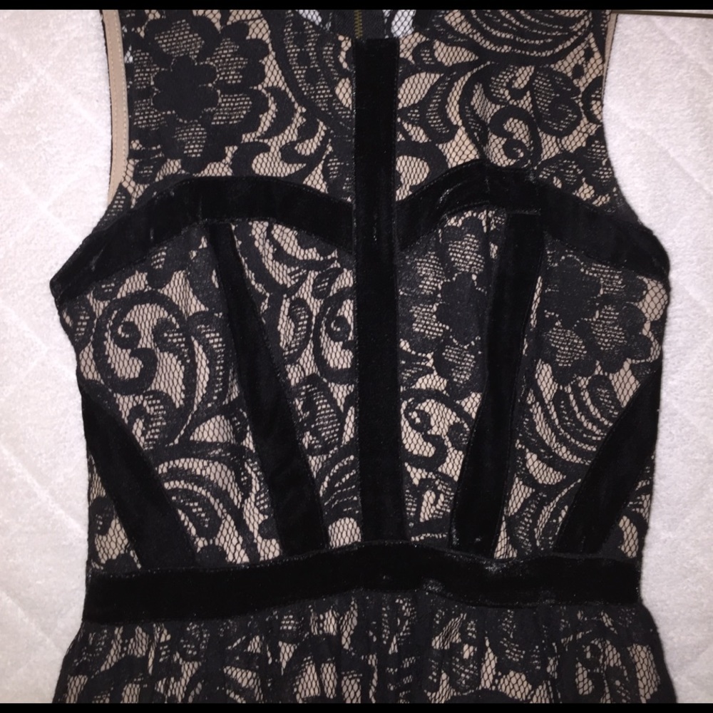 Small lace dress - Picture 2 of 4