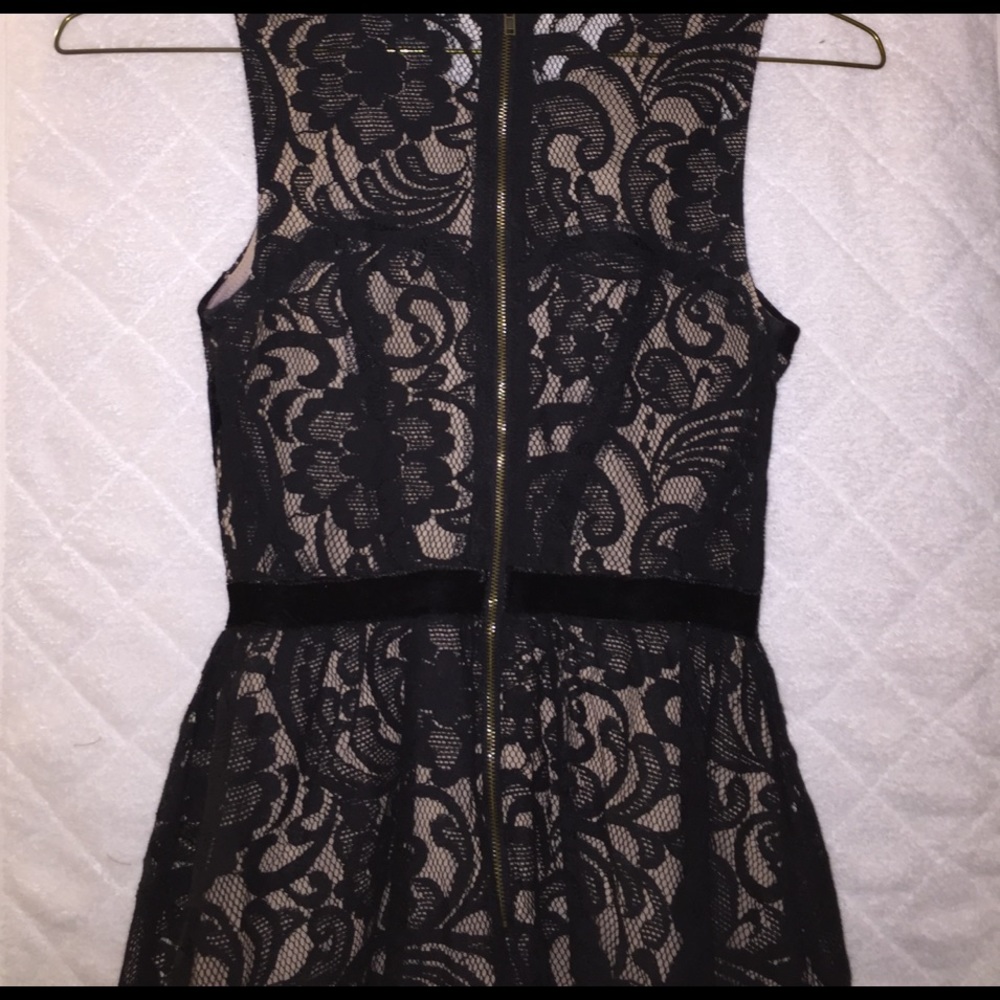 Small lace dress - Picture 3 of 4