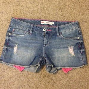 Very cute distressed Levi's jean shorts💕