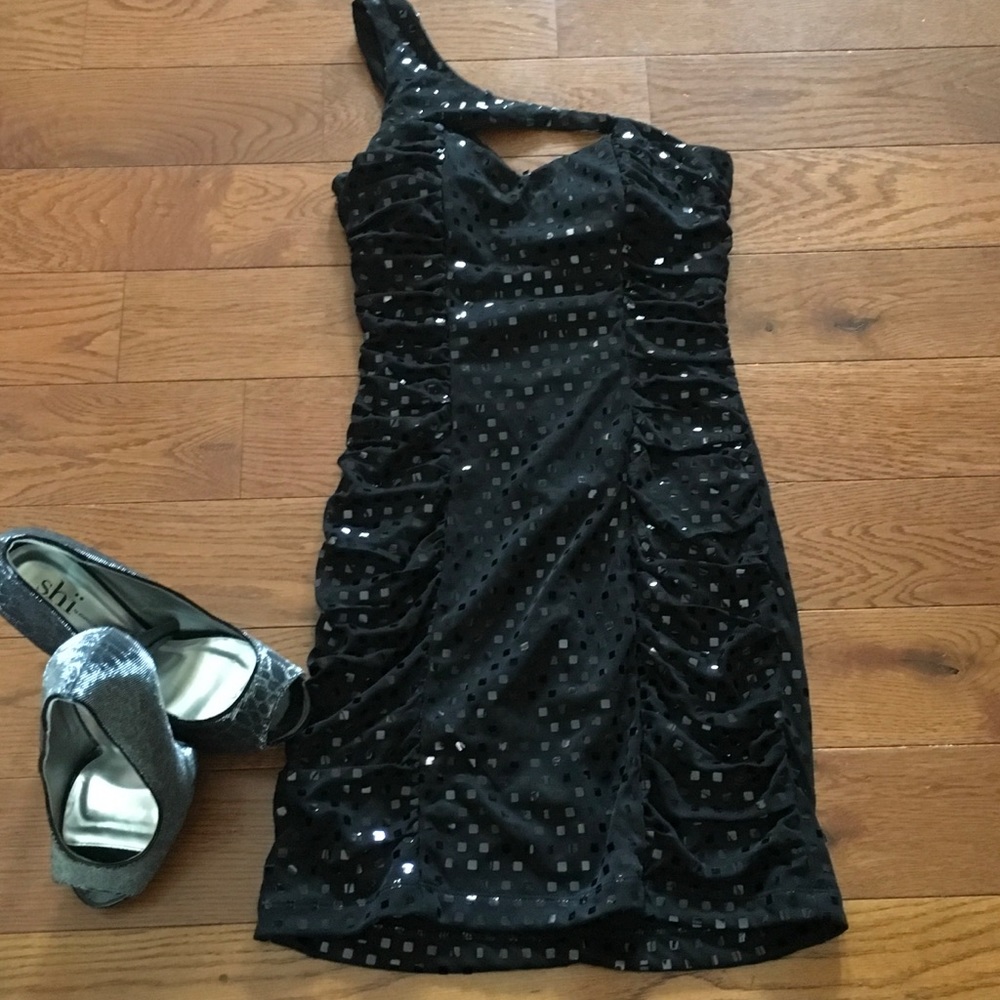 Black Sequin one shoulder dress- 😍