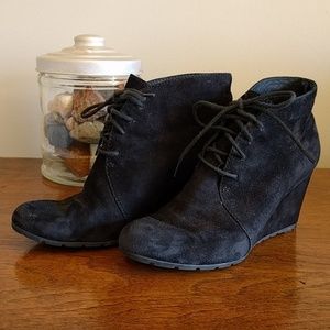 Clarks Rosepoint Dew black suede bootie