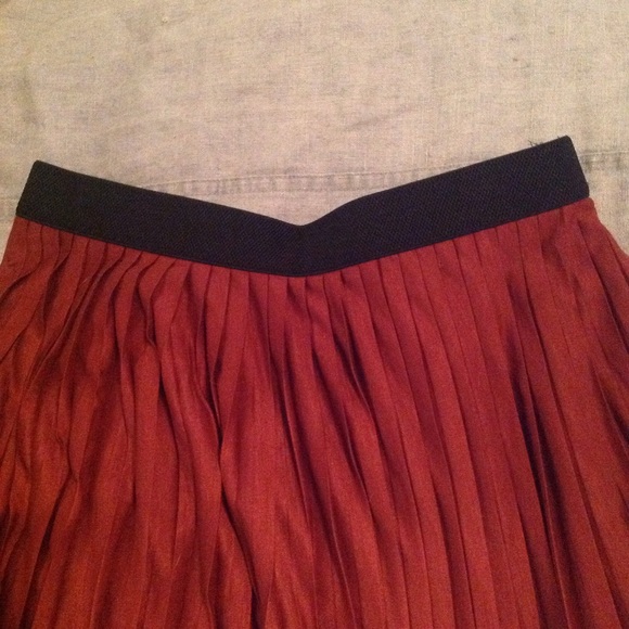 Maroon pleated knee length skirt. - Picture 2 of 3