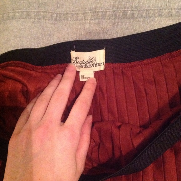 Maroon pleated knee length skirt. - Picture 3 of 3