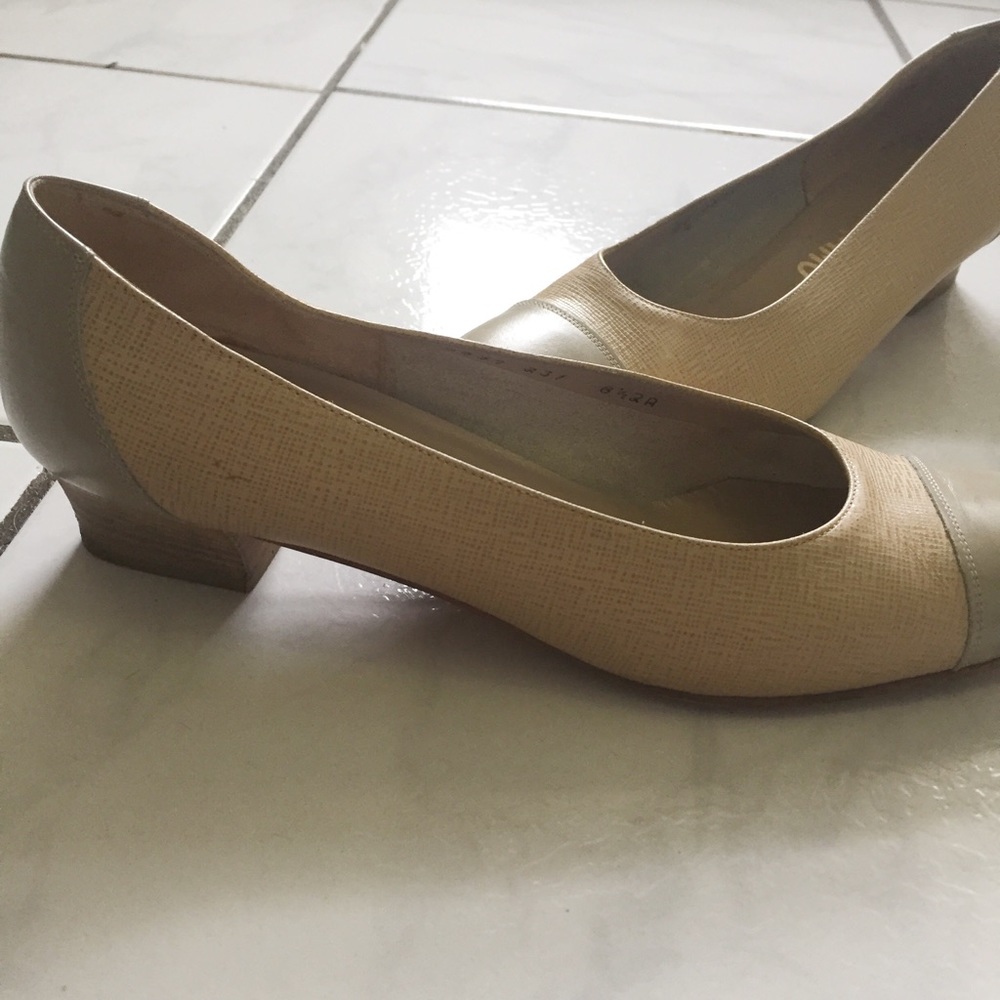 Gorgeous cream vintage Salvatore Ferragamos flats