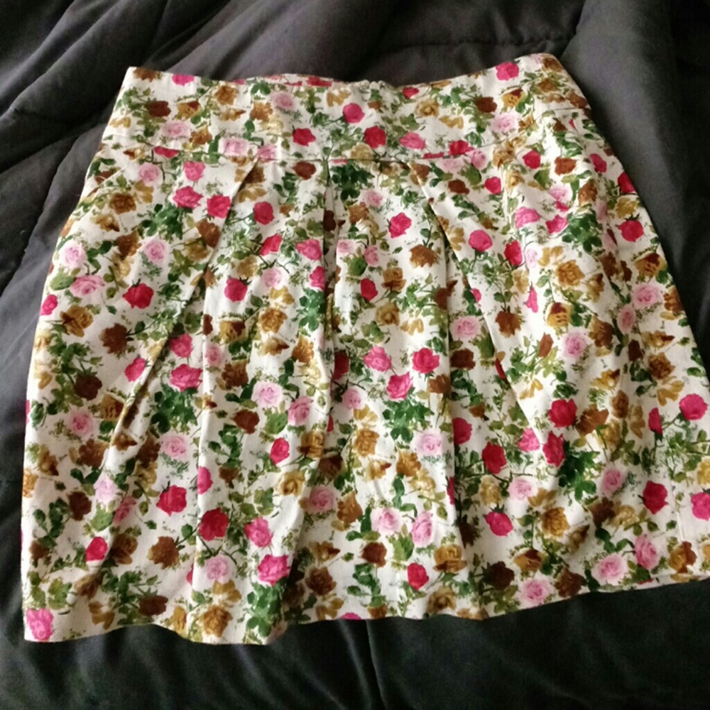 Short skirt with floral patteren