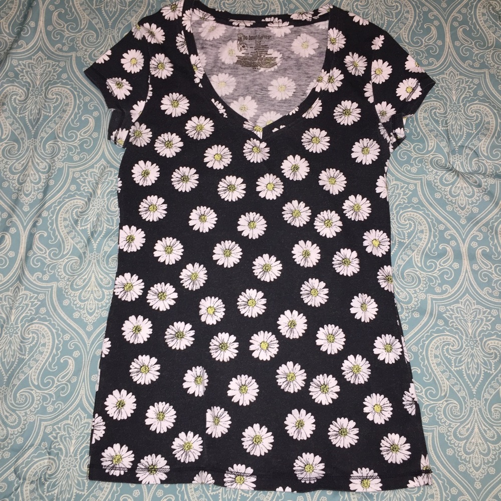 Cute daisy print v-neck shirt