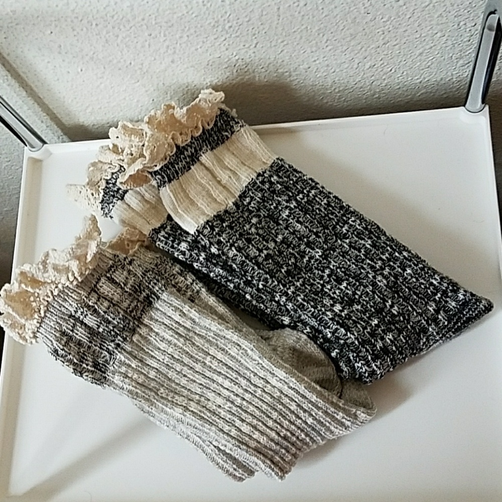 2 PAIR frilly socks