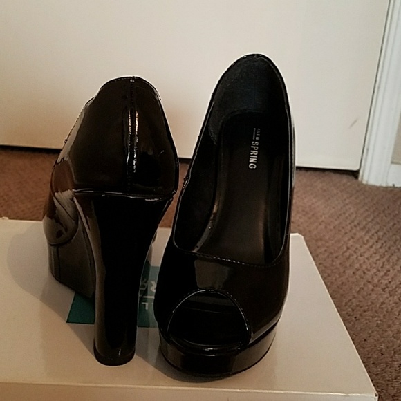 Shoes - Picture 2 of 4