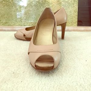 Stuart Weitzman Sexy, nude colored pumps