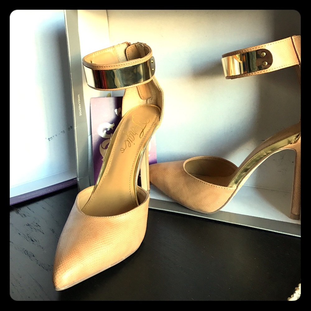 Fergie Palace Camel Heels (size 7.5)