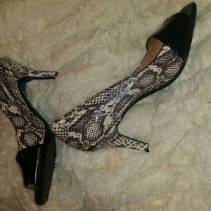 Calvin Klein Pyrhon Peep toe Pump