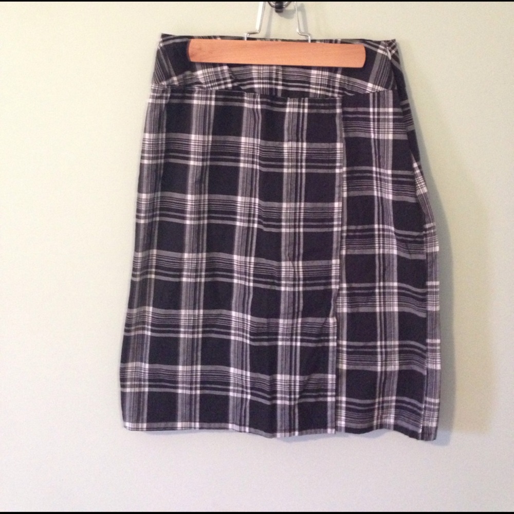 Point brand. Black and white plaid skirt. Medium