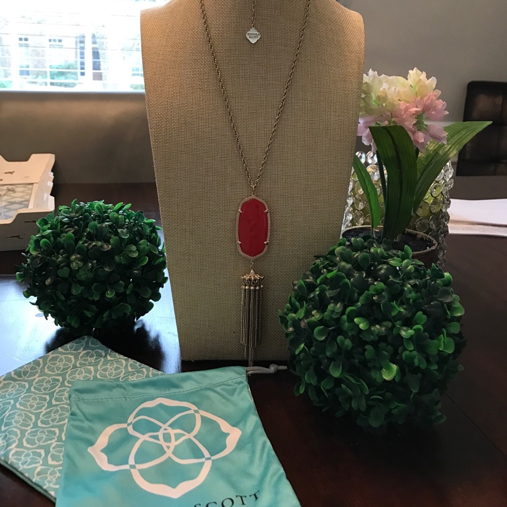 Kendra Scott necklace