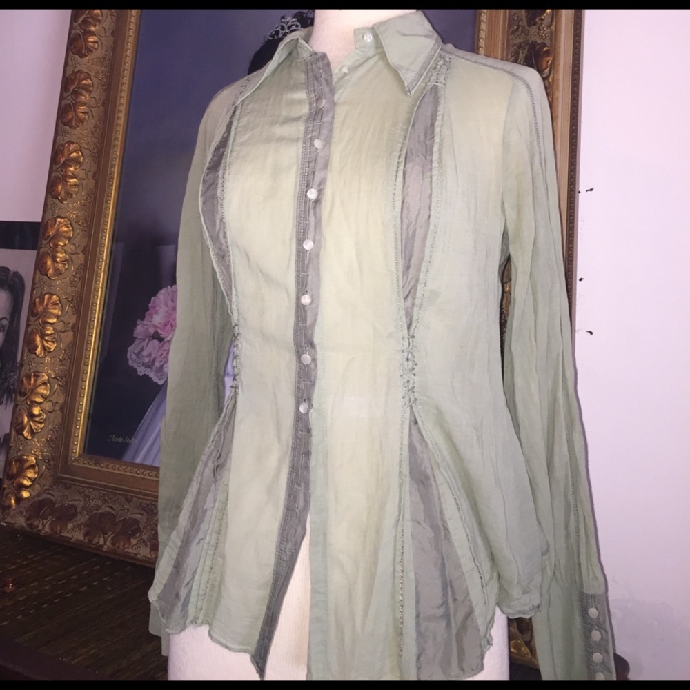 Gauze boutique top like new. Bought it in Vegas.