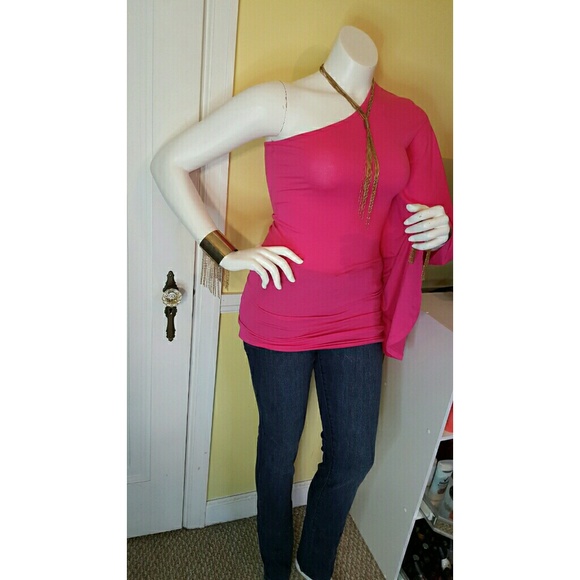 One shoulder batwing shirt and skinny leg jeans. - Picture 2 of 3