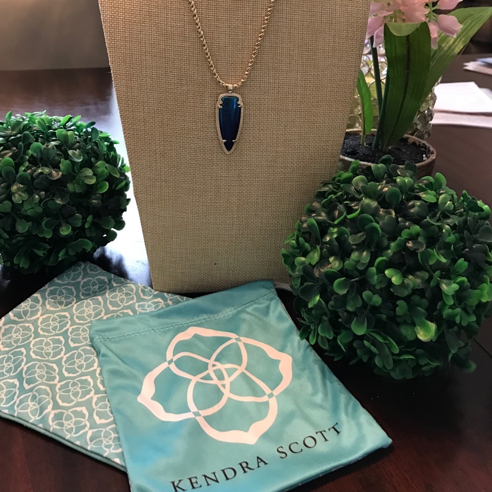 Kendra Scott necklace